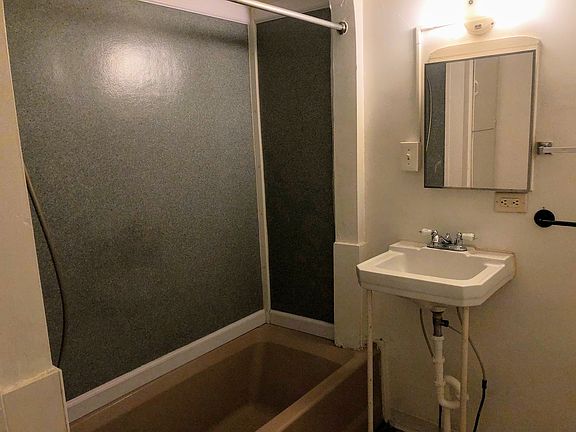 5th image of 555 Fremont Ave NW #1
