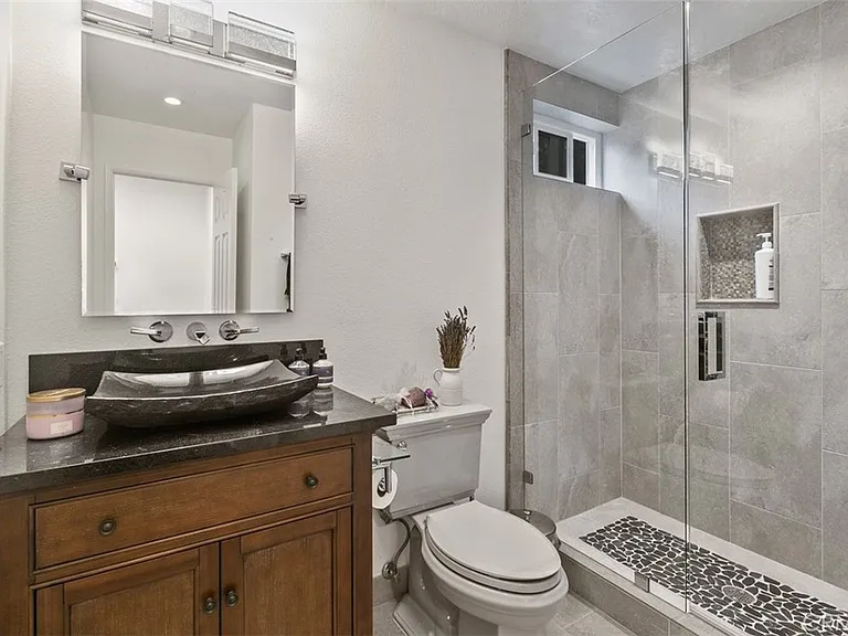 32 San Mateo — Photo 17