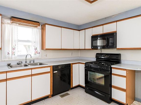 4th image of 2537 Revere Ave