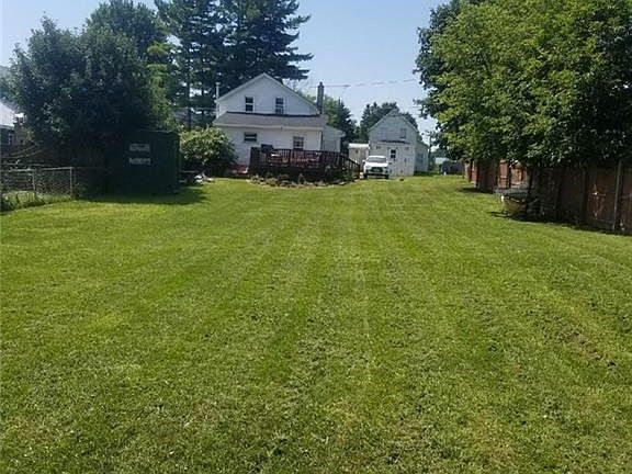 2nd image of 1122 Mechanic St