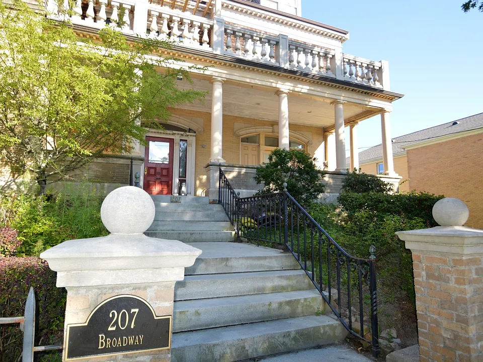 207 Broadway St #203