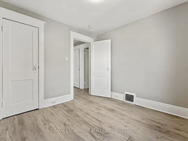 3 Carleton St S #MAIN — Photo 17