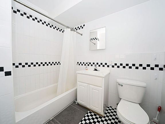 5th image of 960 Willoughby Ave #3G