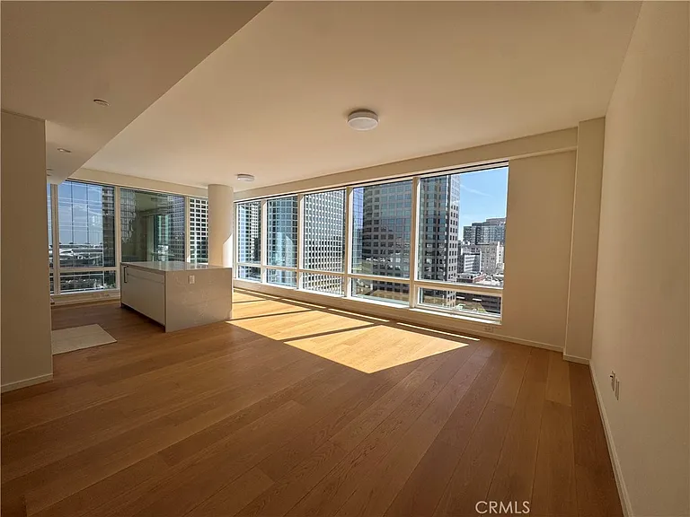 877 Francisco — Photo 2
