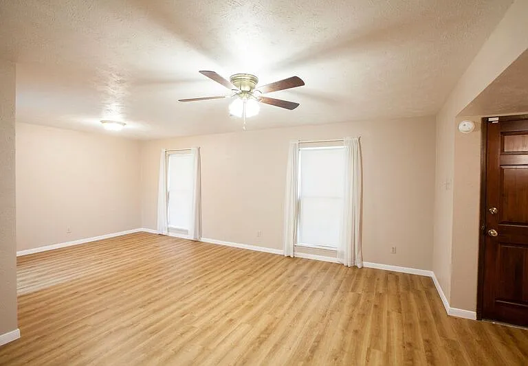 921 Mossvine Dr — Photo 9