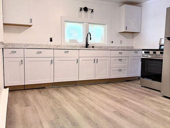 2nd image of 24 Conway Pl #1