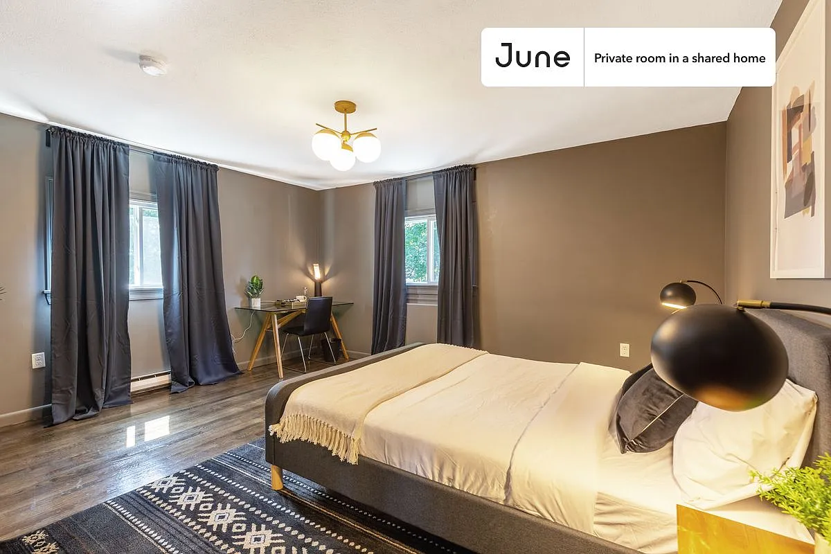 Queen bedroom in 6 bed/4 bath home in Brighton #207 D — Photo 1