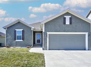 1059 SW Arborway Dr, Lees Summit, MO 64082