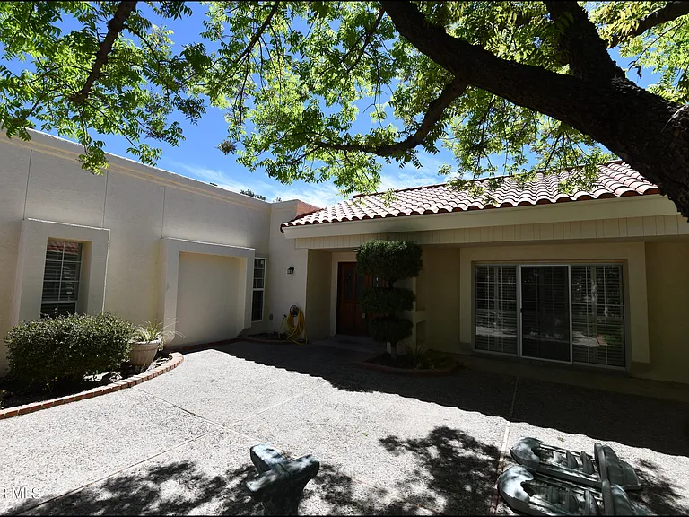 1004 Los Jardines Cir — Photo 2