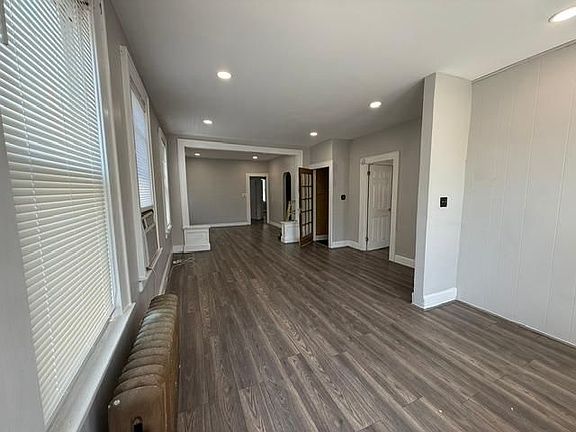 3rd image of 27 Parkview Ave
