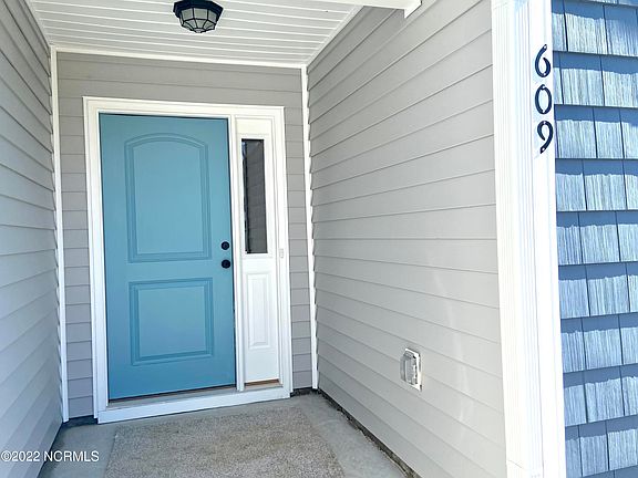 3rd image of 609 Knoll Cir