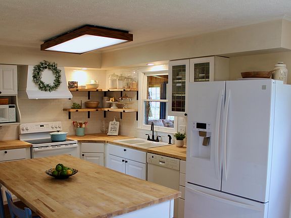 3rd image of 114 Summertree Dr