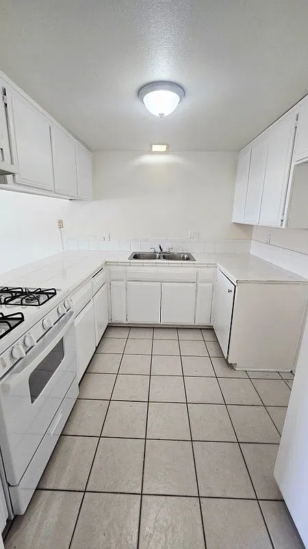 2 bed, 1.0 bath, 725 sqft, $1,995 — Photo 3