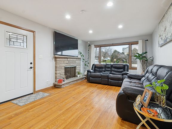 3rd image of 310 Oak St