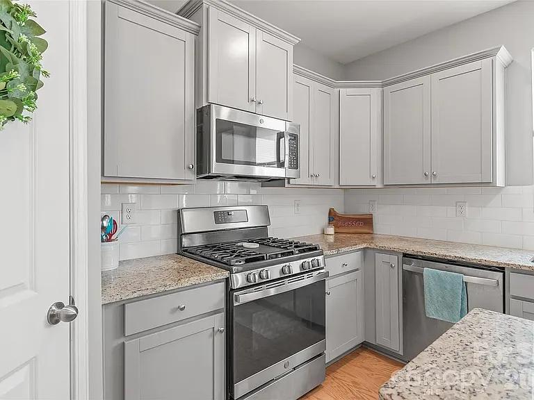 460 Caleb St — Photo 6