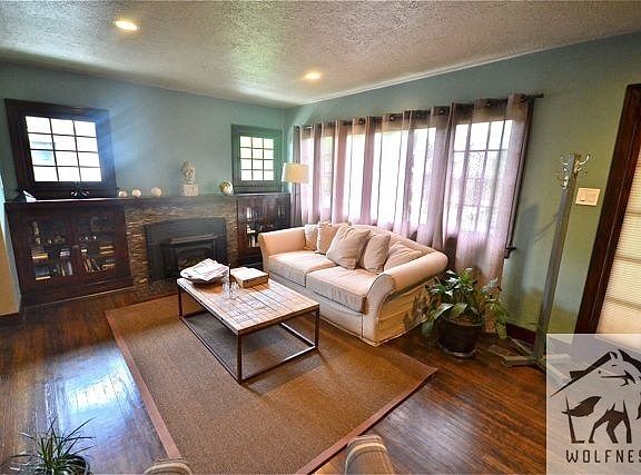 3rd image of 970 E Logan Ave