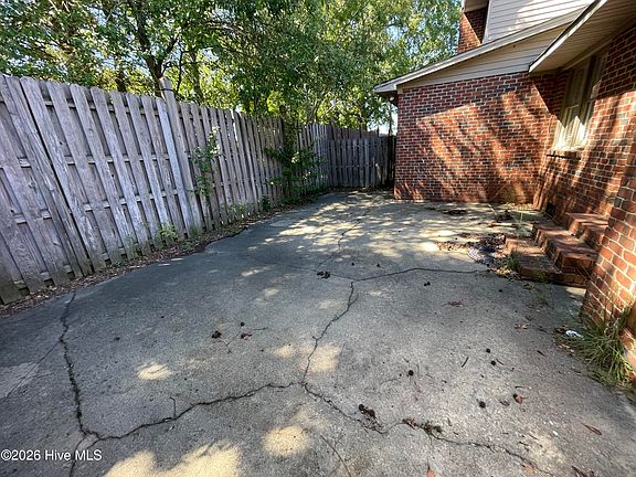 5th image of 1004 Old Charleston Circle