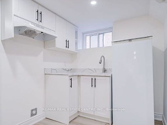 3rd image of 71 Vauxhall Dr #Basement