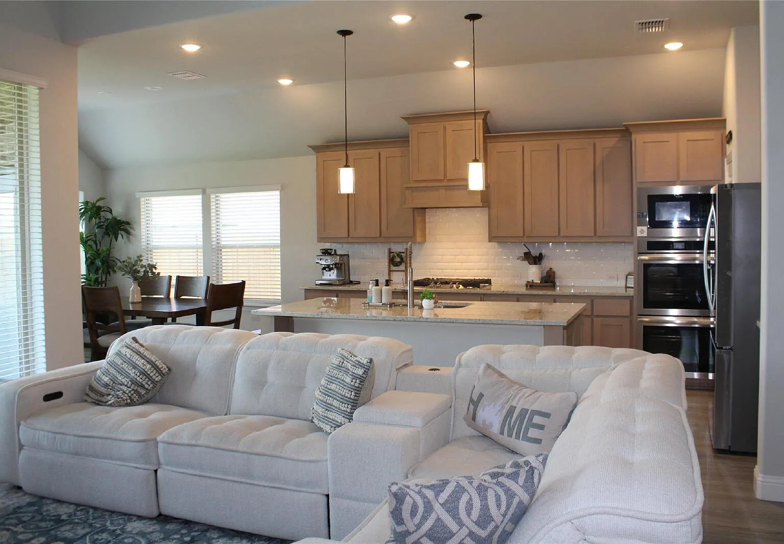 5 bed, 4.0 bath, 3558 sqft, $3,295 — Photo 2