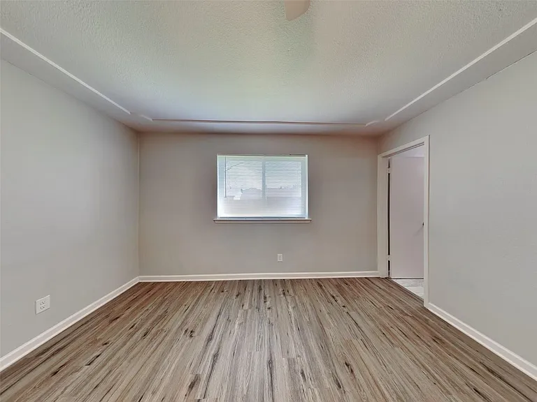 549 Park Center Blvd — Photo 10