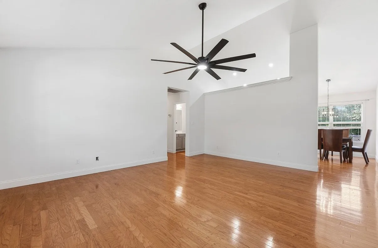 4 bed, 1960 sqft, $2,450 — Photo 3