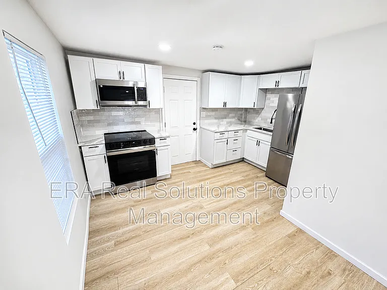 126 S Oakley Ave — Photo 4