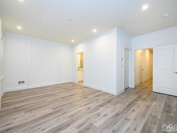 5th image of 2602 Evans Ln