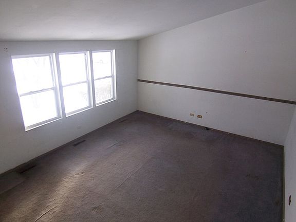 3rd image of 1865 Endicott Cir
