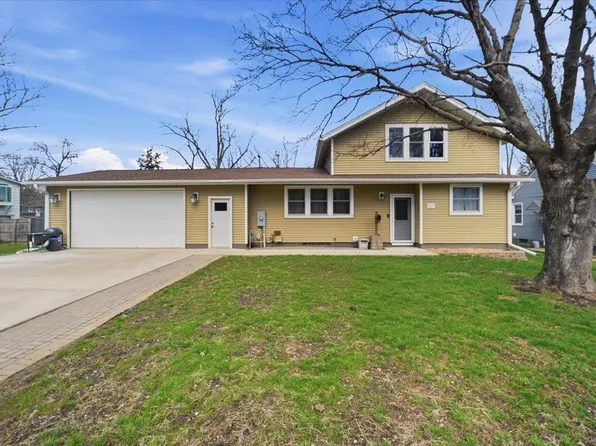 927 W 14th St, Cedar Falls, IA 50613