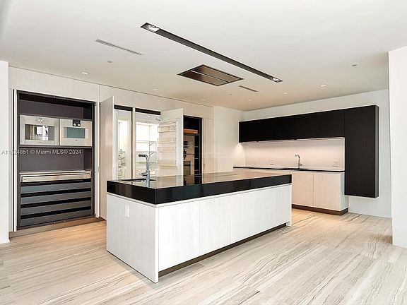 2nd image of 1000 Biscayne Blvd #4-8-2