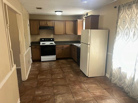 4th image of 826 New Light Rd