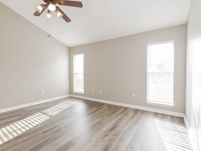 8169 Manhatten Dr — Photo 10
