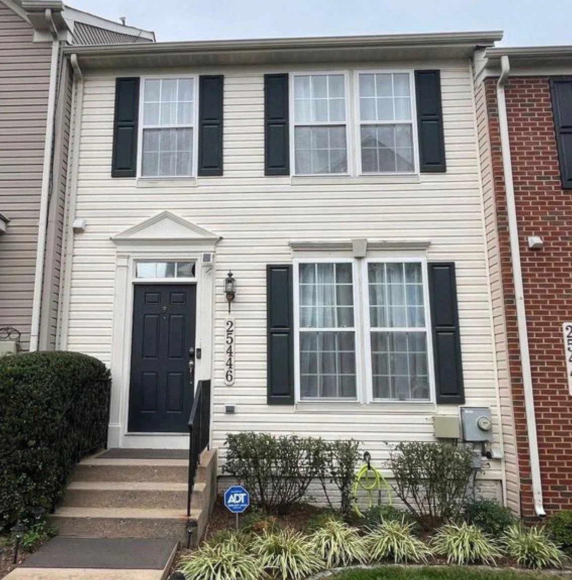 3 bed, 2.5 bath, 2360 sqft, $3,000 — Photo 1