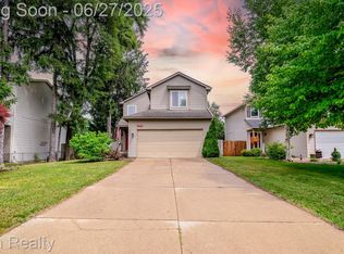 5778 Savoy Dr, Waterford, MI 48327