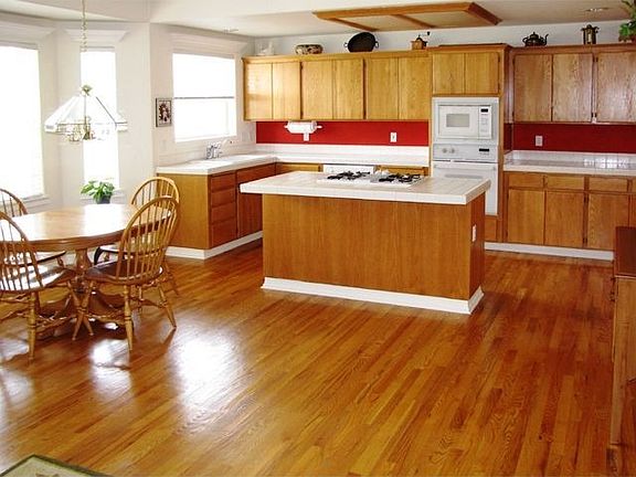 Shining hardwoods/enormous kitchen w/ island