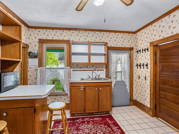 4th image of 630 Higgins Ave