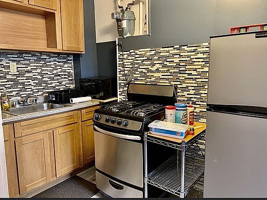 3rd image of 331 Warren St Floor 3