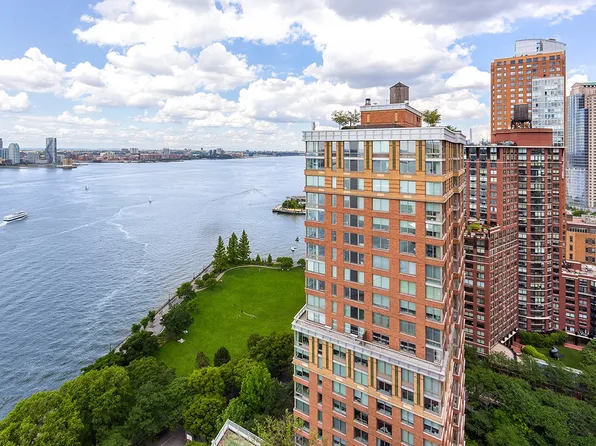 20 River Terrace image 10 of 26