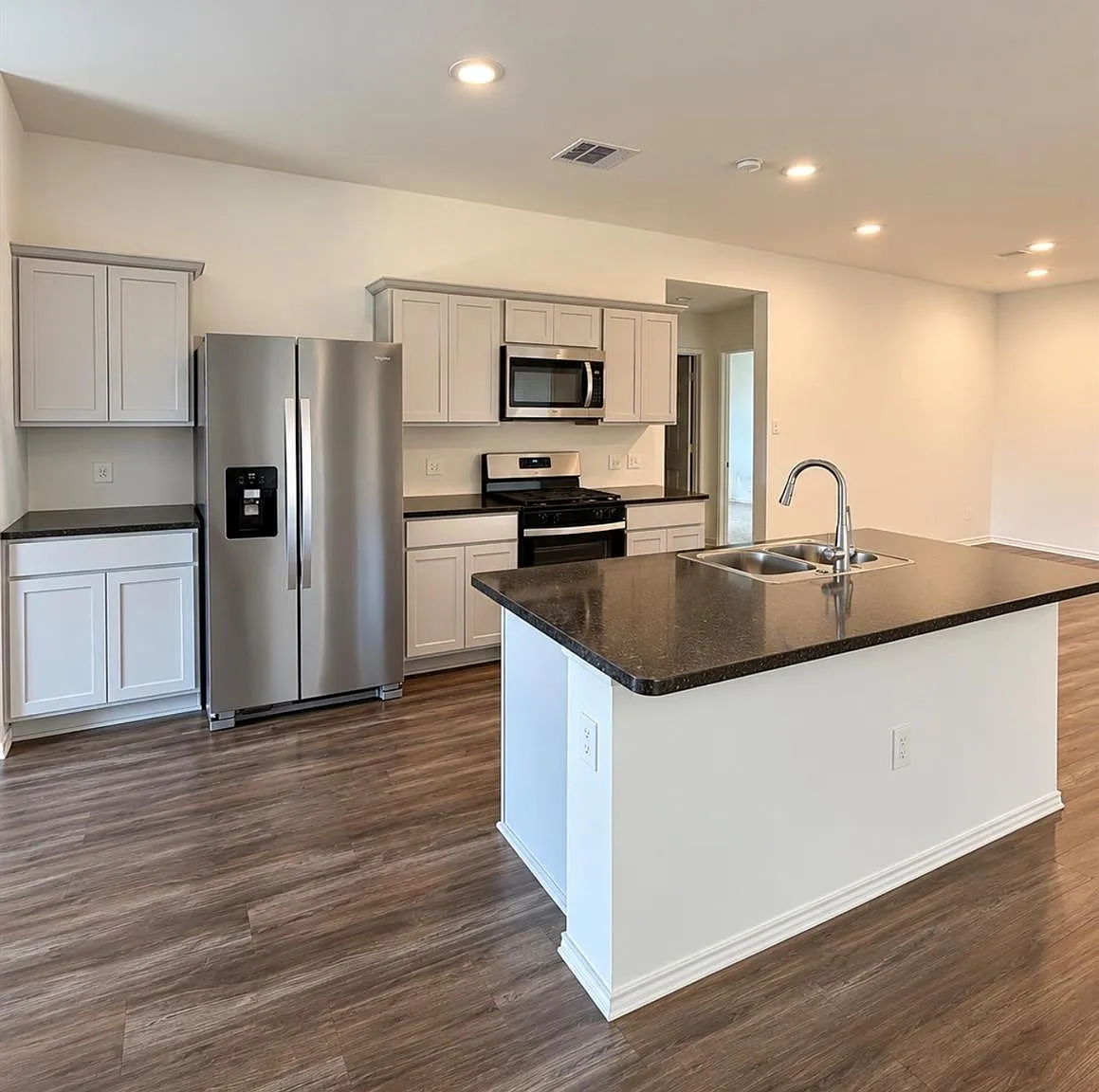 3 bed, 2.0 bath, 1422 sqft, $2,000 — Photo 4