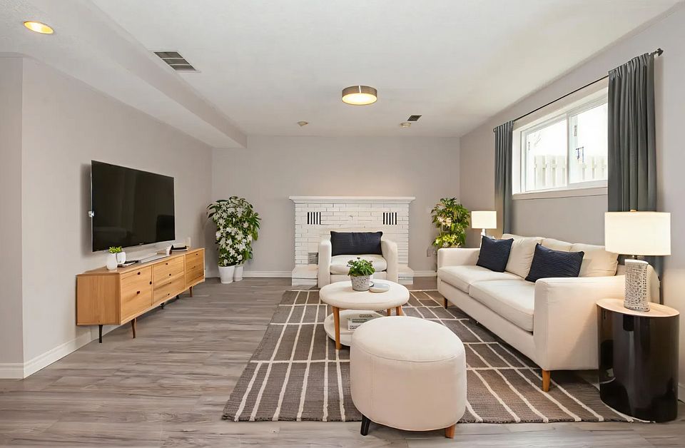 1st image of 27 Rollins Dr