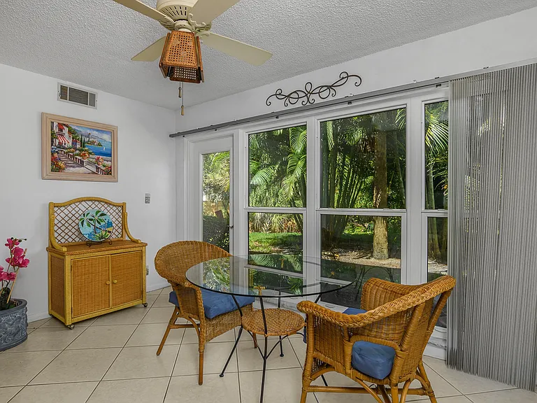 190 Palm Dr #5 — Photo 3