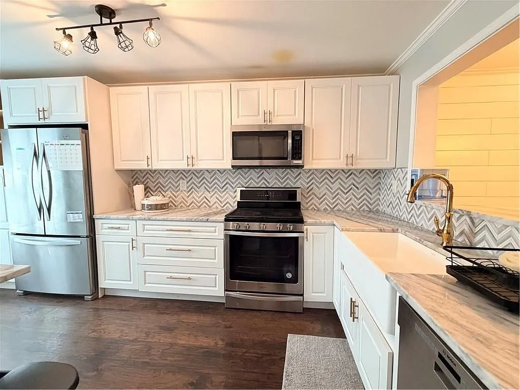 3 bed, 4.0 bath, 1585 sqft, $2,800 — Photo 4