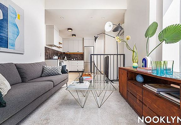 5th image of 250 Gold St #1271