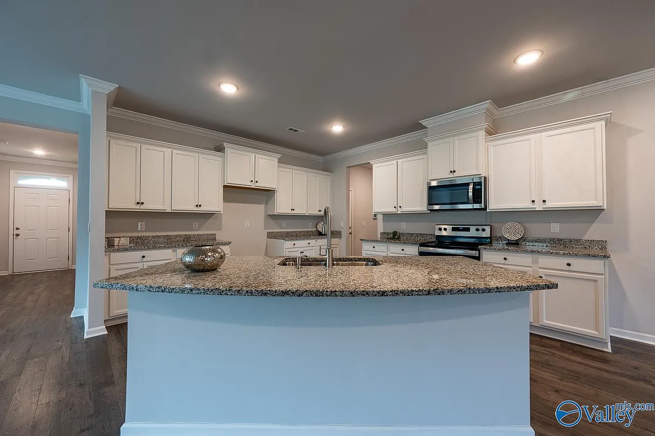4 bed, 3.0 bath, 2389 sqft, $2,400 — Photo 2