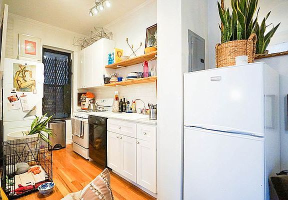 4th image of 346 E 10th St APT 5