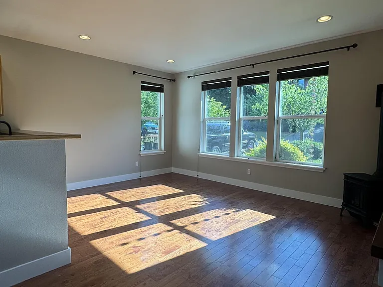 285 Browne St — Photo 15