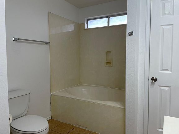 4th image of 206 Lombard Dr