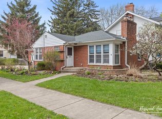 902 W Downer Pl, Aurora, IL 60506