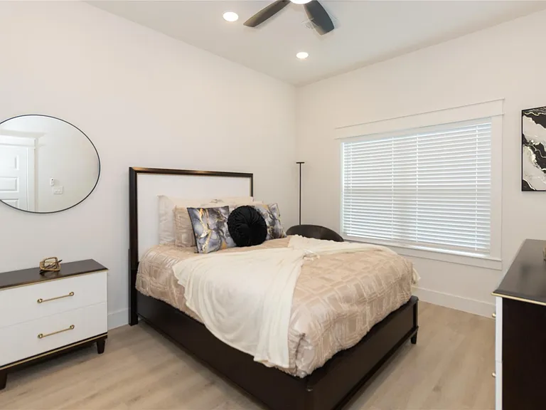 4902 Higgins St #B — Photo 17