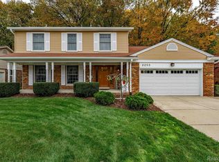 2255 Highbury Dr, Troy, MI 48085